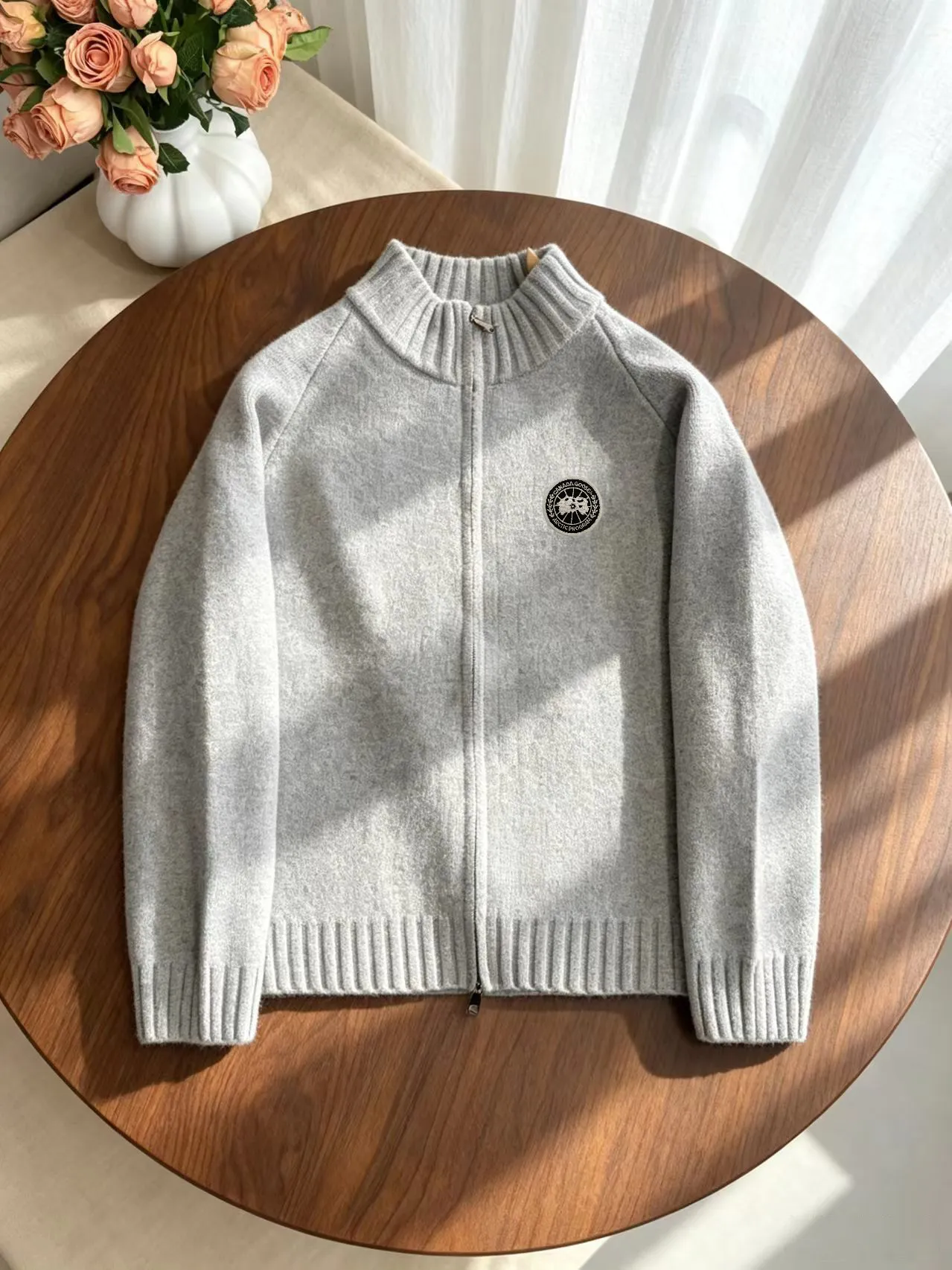 , Canada Goose 2026 autumn and winter new product low-key luxury old money style trendy brand gentleman mid-collar Premium sweater wool yarn blend upper body is comfortable and easy to care for Double-layer yarn can produce such a premium effect. It is available from trading company channels. It is a star-level item in winter. It is easy to wear and practical. It is an all-purpose basic Versatile style. The texture is excellent. It is skin-friendly and comfortable without scratching. It is a high-end fashion base layer that is extremely comfortable whether worn alone or as an inner layer. It has an excellent texture that is suitable for close-fitting wear. Demonstrate high-end and invincible fashion! Slim-fitting but not tight, with high elasticity on all sides, it is definitely a very comfortable upper body experience. It is a must-have item for winter wear! It is quite comfortable to wear under the down jacket. The stitching is neat and exquisite, and the details are exquisite. The upper body effect is very good. There is no age limit. It is the best product on the Internet! Size: The maximum wearing capacity of M-3XL is about 5 pounds. Please state your height and weight when placing an order.